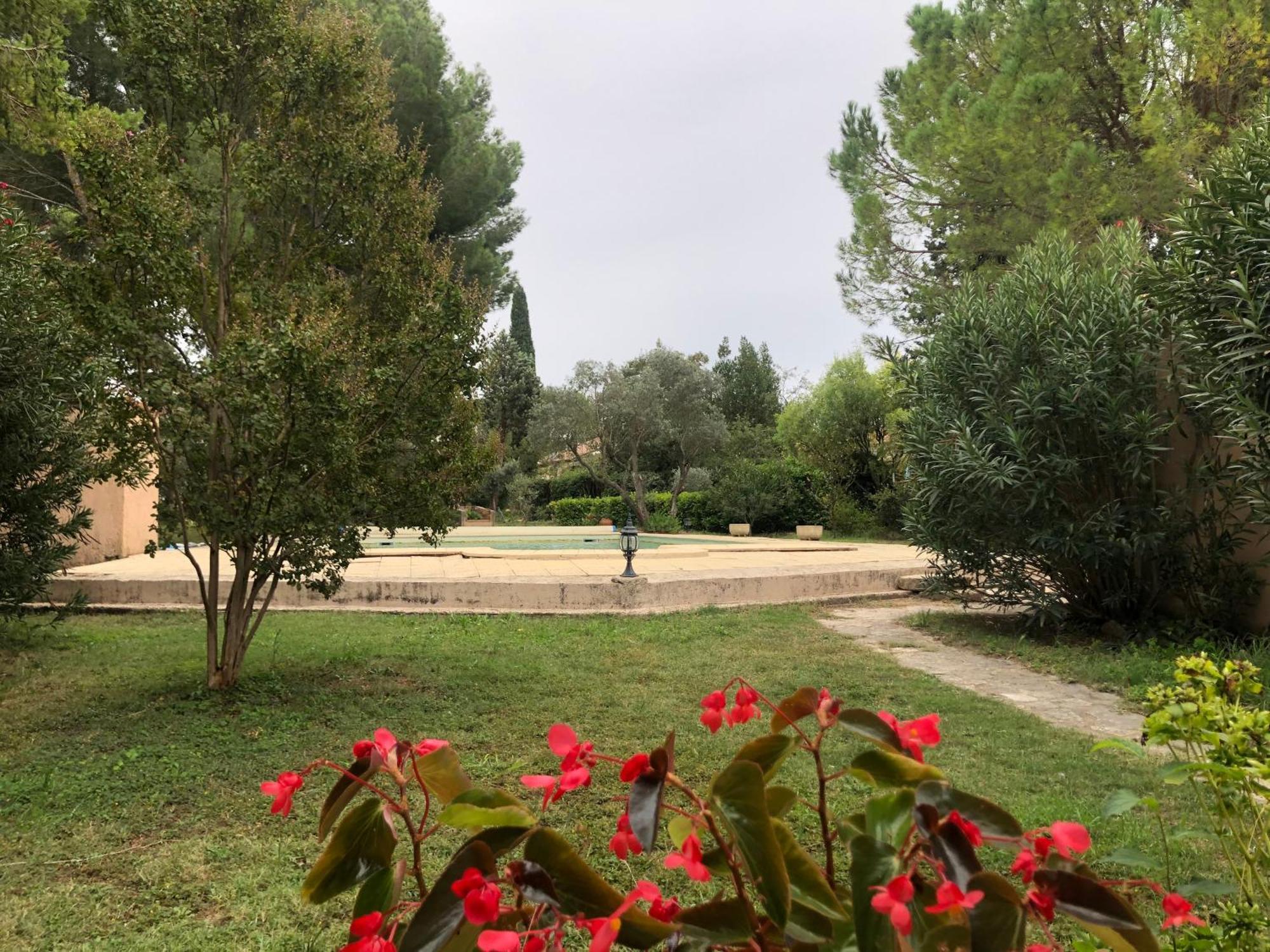 Gite En Provence Dans Grand Jardin Avec Piscine Partagee Cornillon-Confoux Ngoại thất bức ảnh
